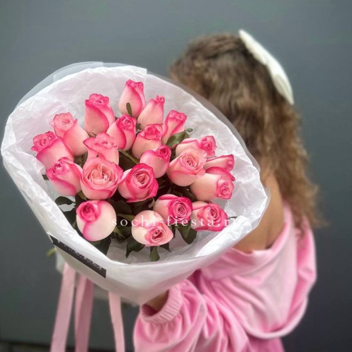 21 розовые розы Венди  в оформлении в Бийске