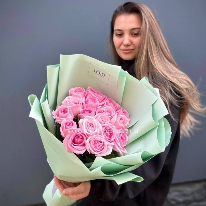 17 розовых роз в Бийске
