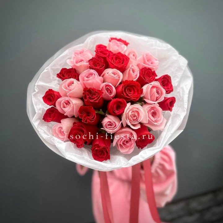 Букет красных и розовых 35 роз в Бийске