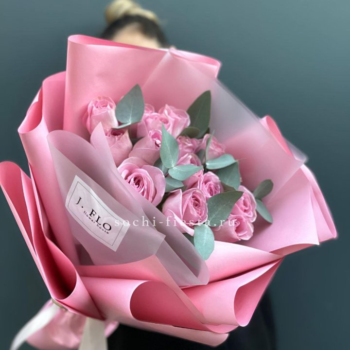 15 Розовых роз с эвкалиптом в Бийске