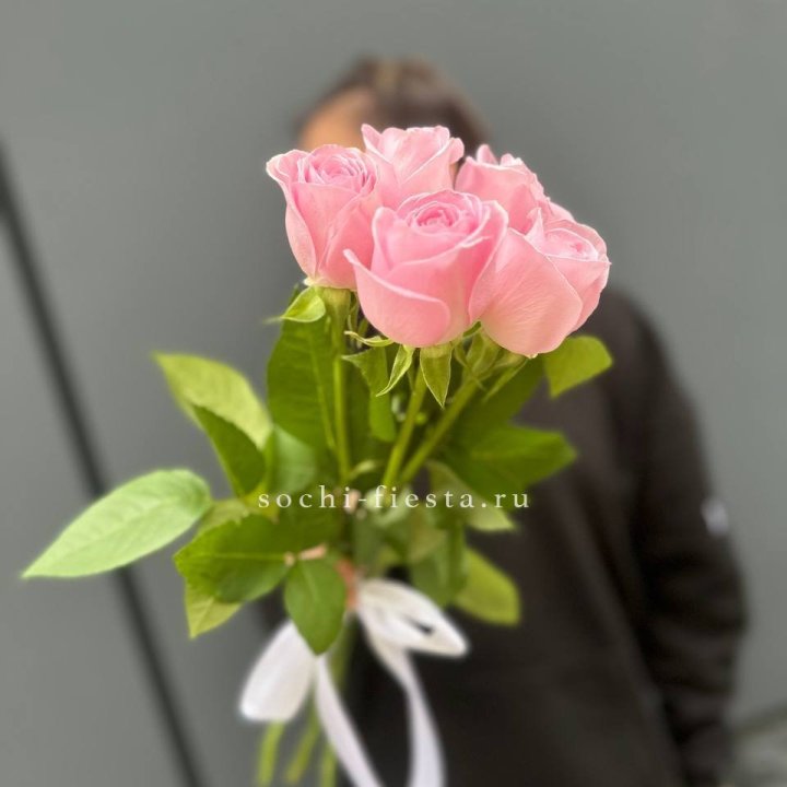 Букет 5 розовых роз  в Бийске