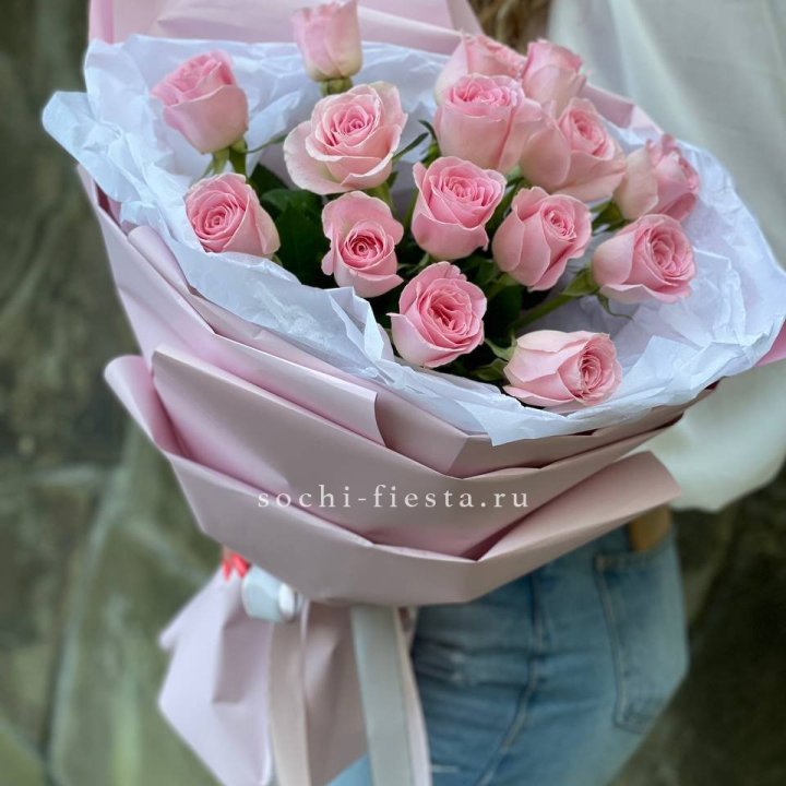 Розовые розы в авторском оформлении в Бийске