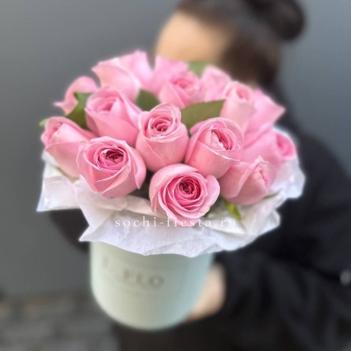 17 розовых роз в цилиндре в Бийске
