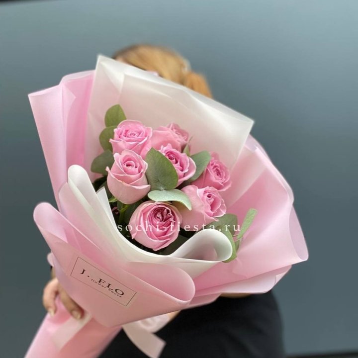 7 розовых роз с эвкалиптом в Бийске