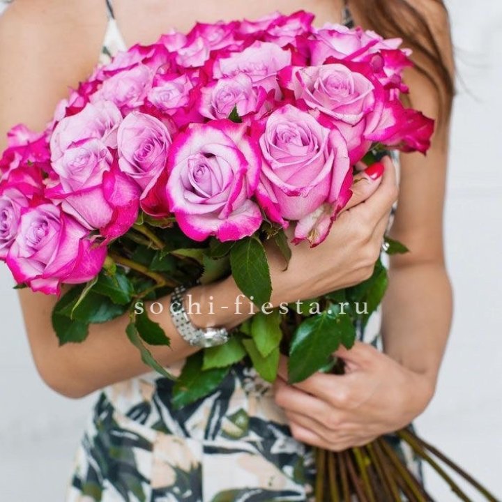 Букет высоких роз Ди перпел в Бийске