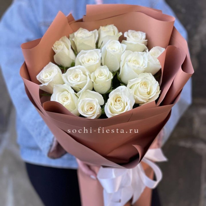 15 белых роз сиена в Бийске