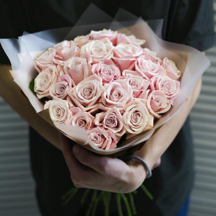 27 кремовых роз в Бийске