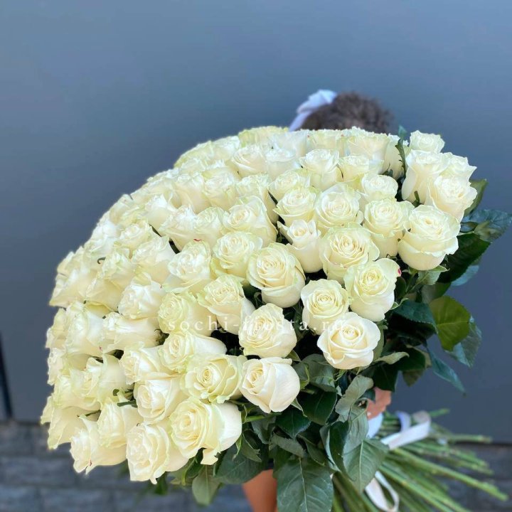 101 белая высокая роза в Бийске