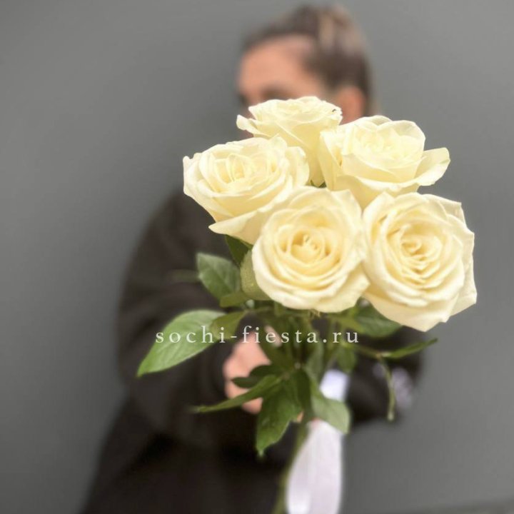 Букет 5 белых роз  в Бийске