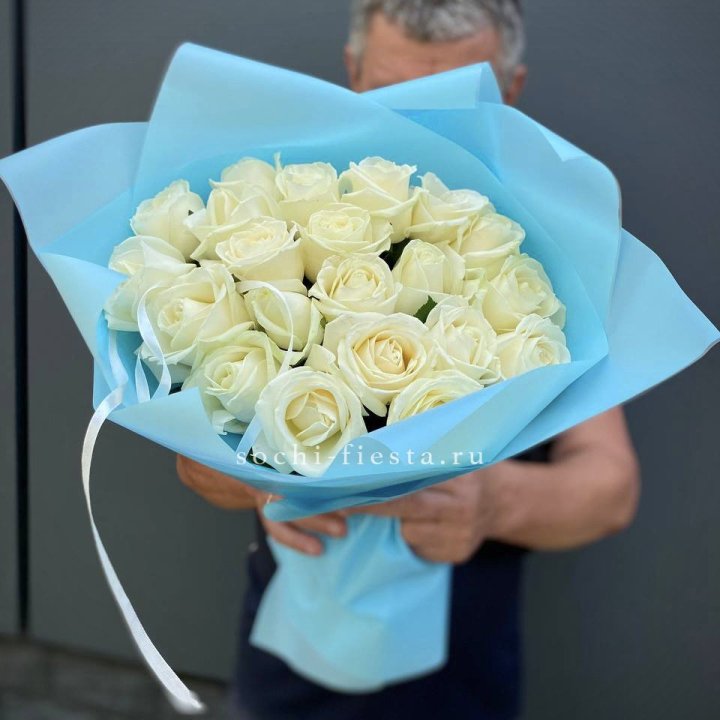 21 белая роза в Бийске