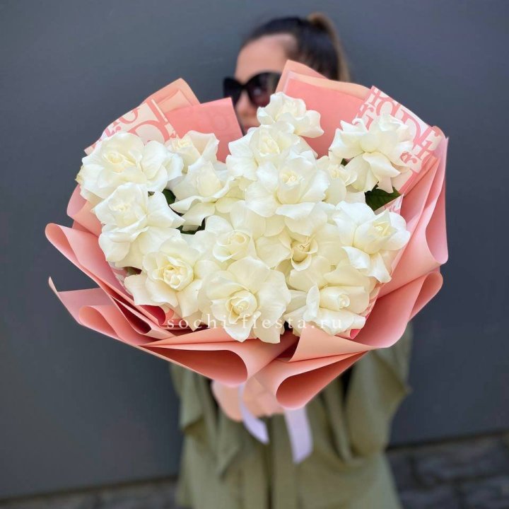 Белые розы "Аморе" в Бийске