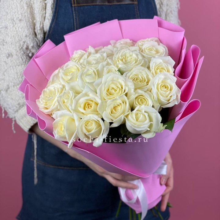 25 белых роз в Бийске