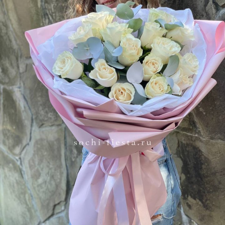 Белые розы в авторском оформлении в Бийске