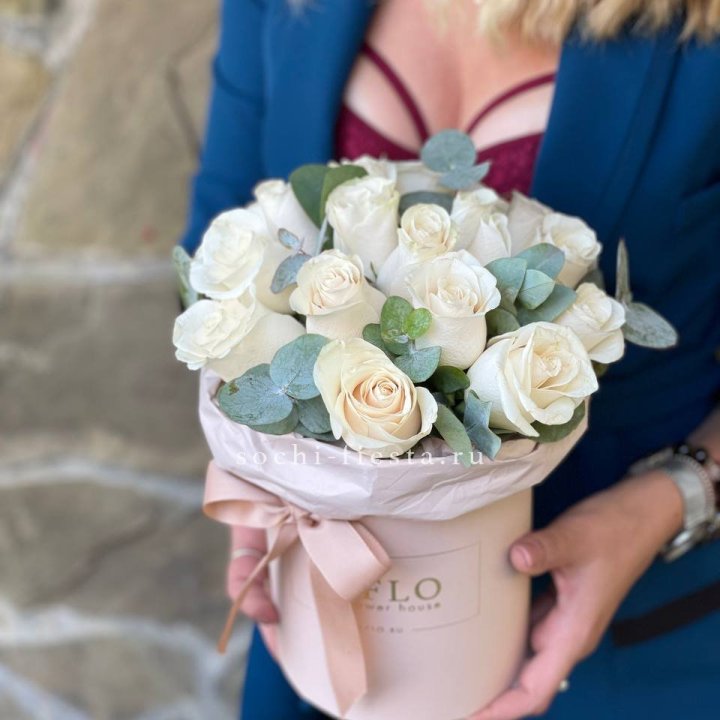 Цилиндр из белых роз в Бийске