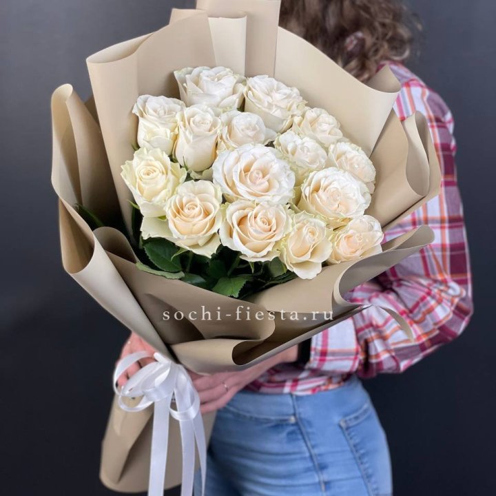 15 белых роз кофе в Бийске