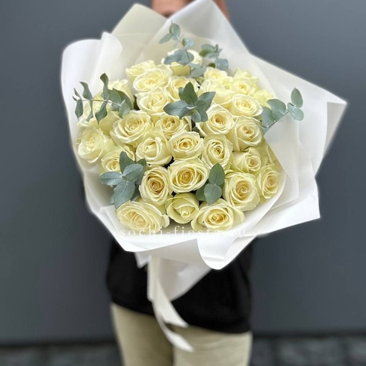 31 белая роза с эвкалиптом в Бийске