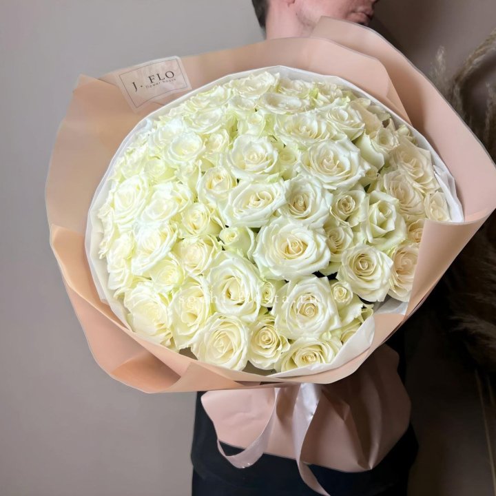 51 белая  роза в оформлении в Бийске