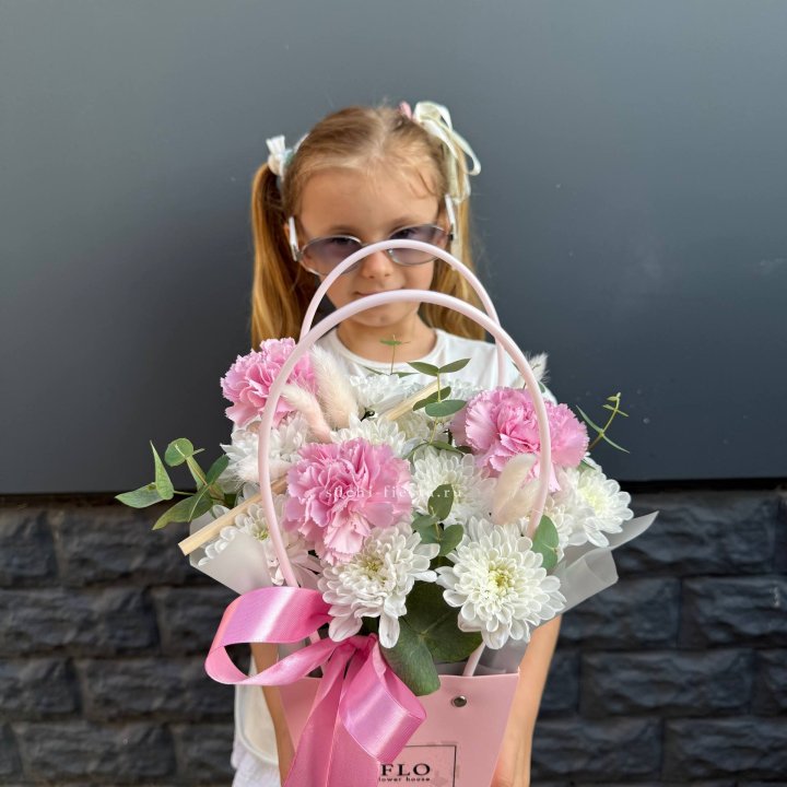 Сумочка из стойких хризантем и диантуса в Бийске