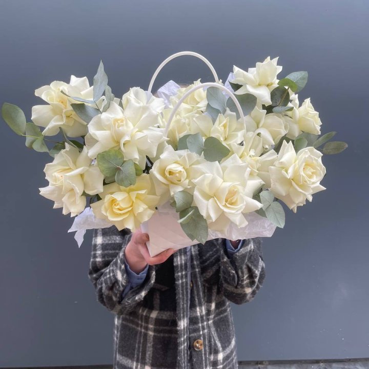 15 белых роз в сумочке в Бийске