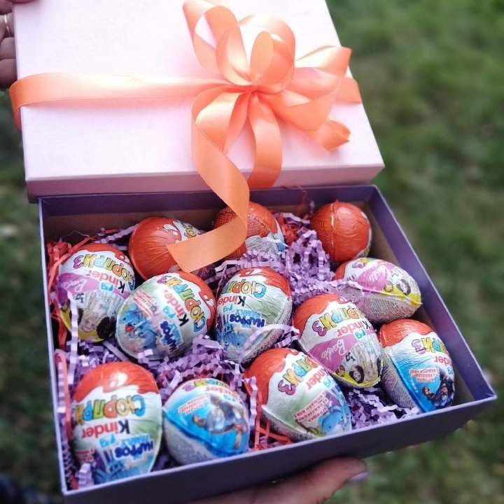 Коробка с киндерами в Бийске