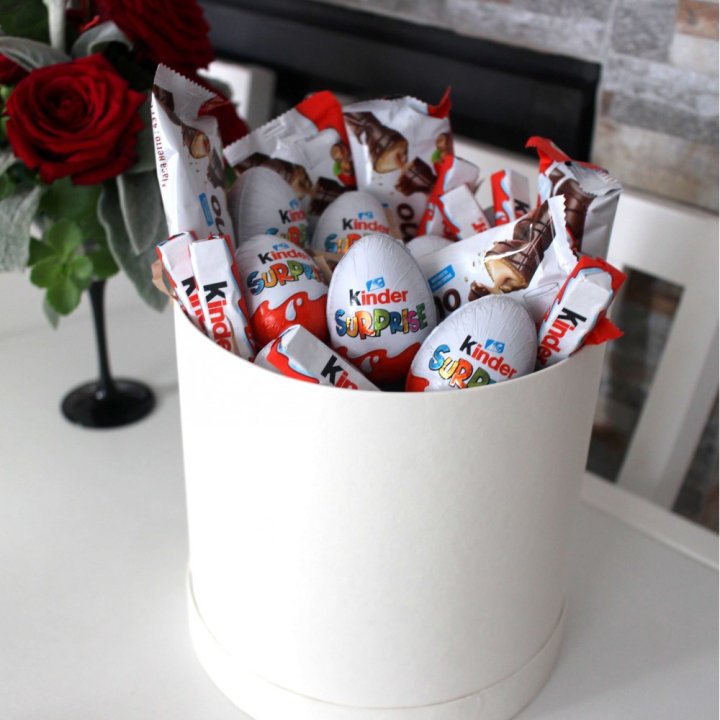 Коробка с киндерами  в Бийске