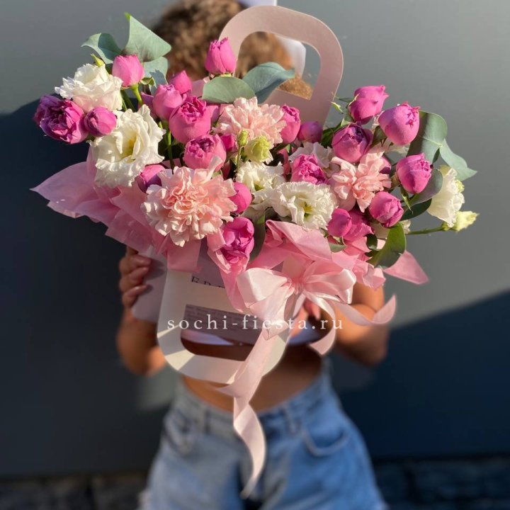 Сумочка с кустовой розой и диантусами в Бийске