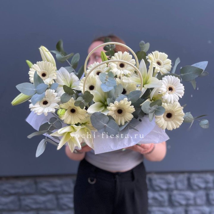 Сумочка лилии и герберы в Бийске