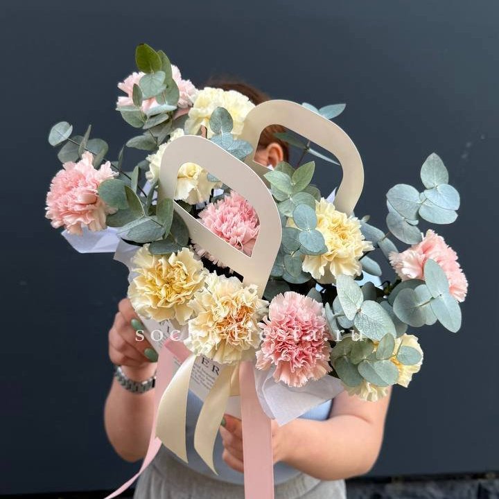 Сумочка из диантусов в Бийске