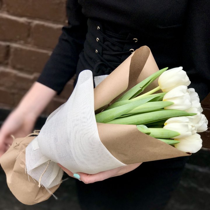 Букет белых тюльпанов в Бийске