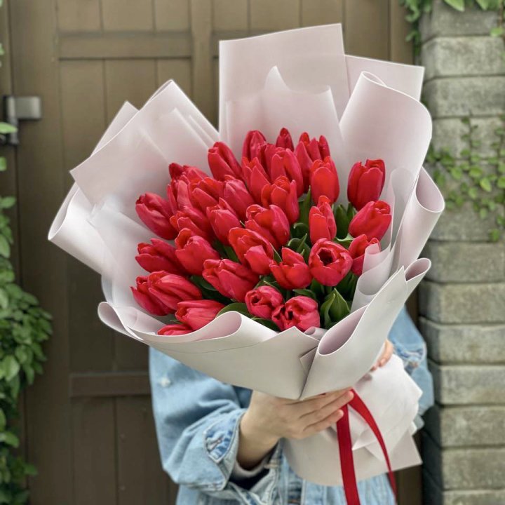 35 красных тюльпанов в Бийске