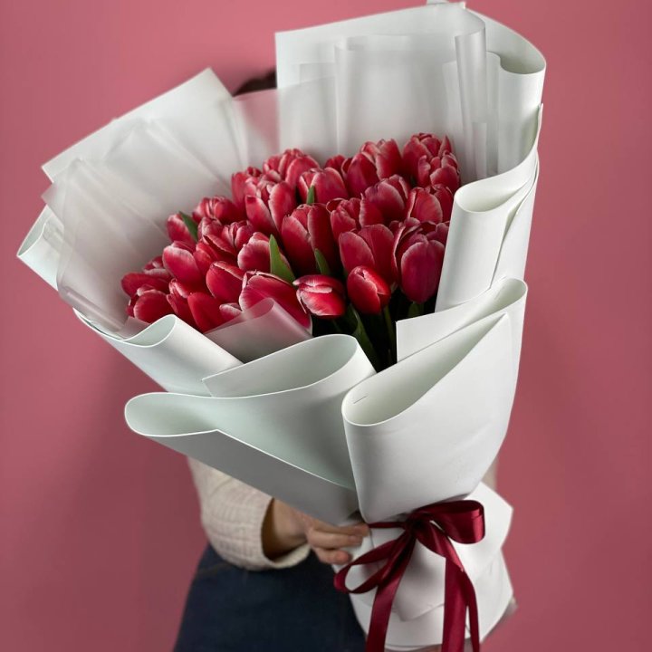 Букет красных тюльпанов в Бийске